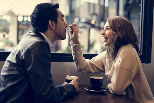 Paar met datum in café — Stockfoto