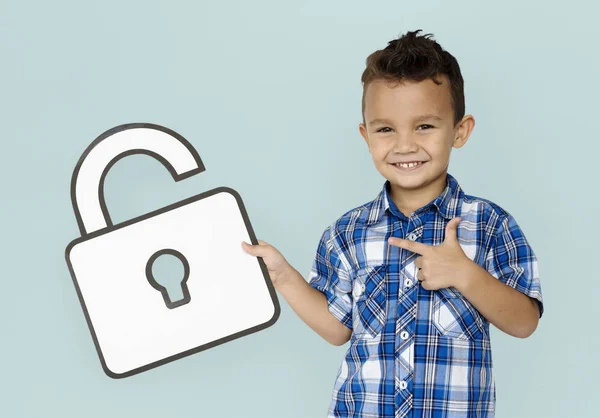 Jongen bedrijf papier ontgrendelen — Stockfoto