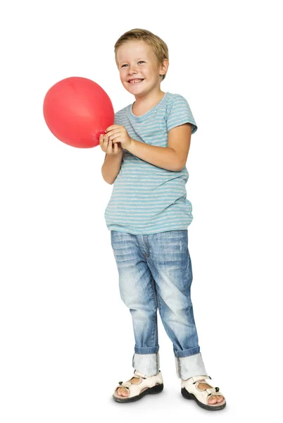 Pojke ler och håller ballongen — Stockfoto