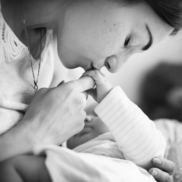 Moeder van baby verzorgen — Stockfoto