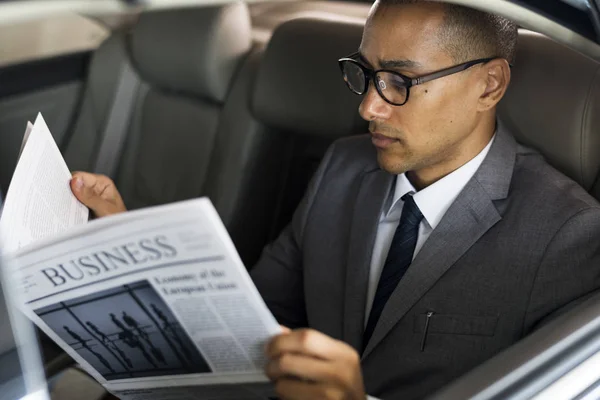 Homem de negócios lendo jornal — Fotografia de Stock