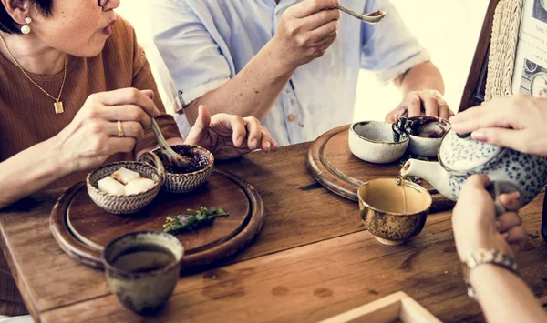 Barista hälla te i koppar för kunder — Stockfoto