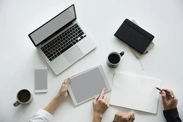 Empresários a trabalhar à mesa — Fotografia de Stock