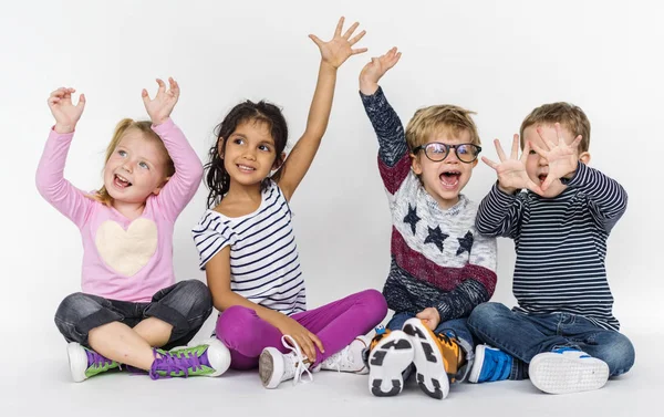 Niños felices sentados en el suelo —  Fotos de Stock