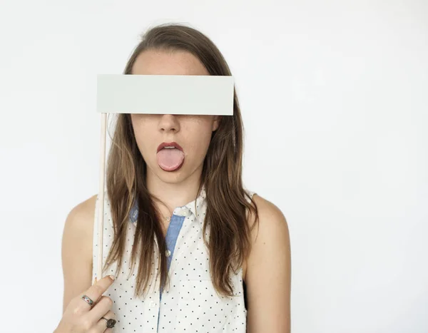 Mulher segurando bandeira de papel — Fotografia de Stock