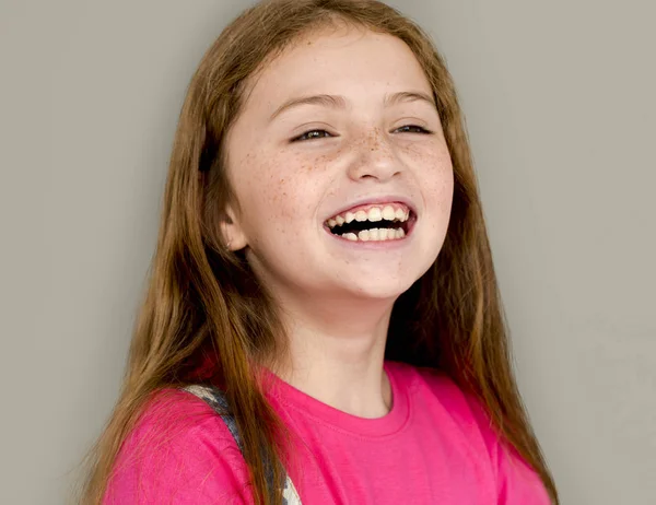 Caucasiano menina feliz no estúdio — Fotografia de Stock