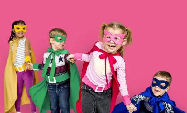 スーパー ヒーローの衣装で幸せな子供たち — ストック写真