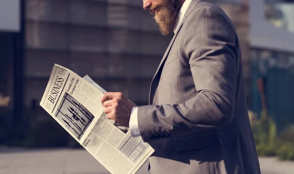 Людина читання газет — стокове фото
