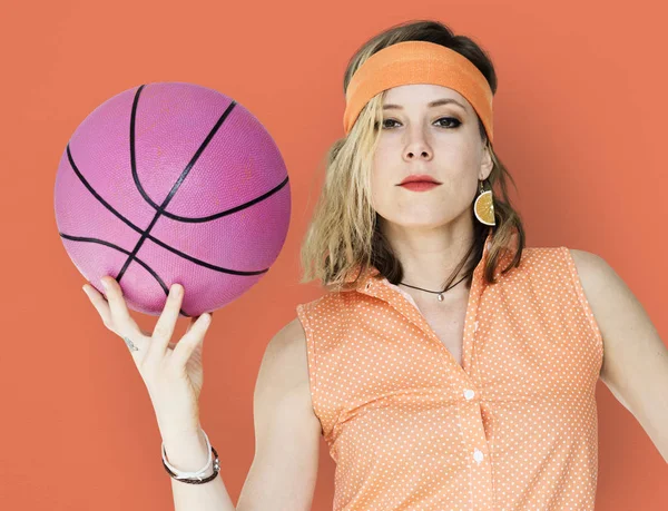 Mulher segurando basquete — Fotografia de Stock