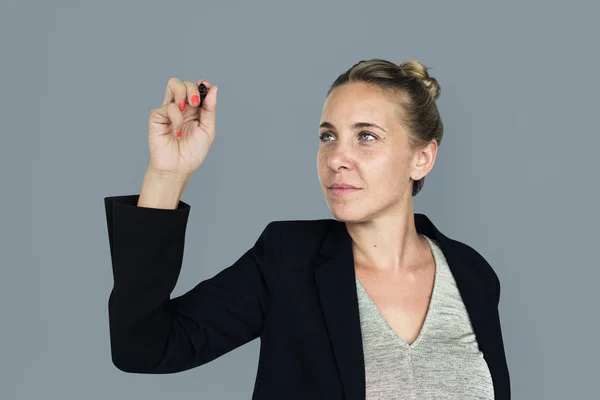 Empresária segurando caneta e escrita — Fotografia de Stock