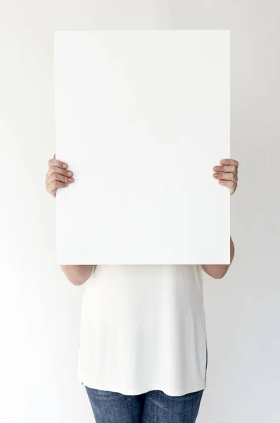 Mulher segurando banner em branco — Fotografia de Stock