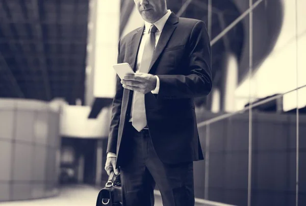 Бізнесмен у костюмі перегляду мобільних — стокове фото