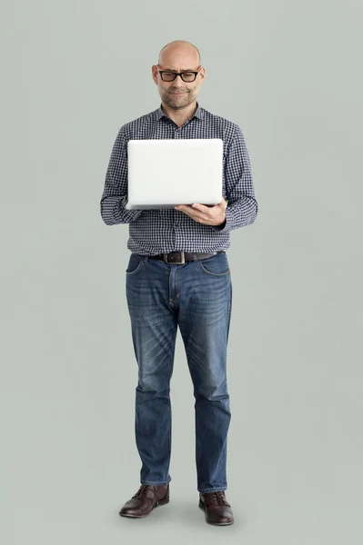 Людина за допомогою ноутбука — стокове фото