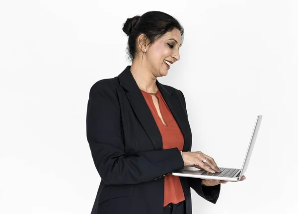 Индийская предпринимательница с ноутбуком — стоковое фото