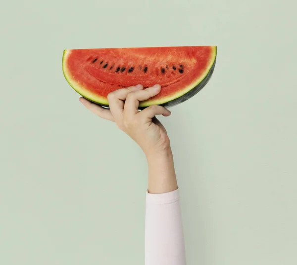 Manteniendo la mano Rebanada de sandía — Foto de Stock