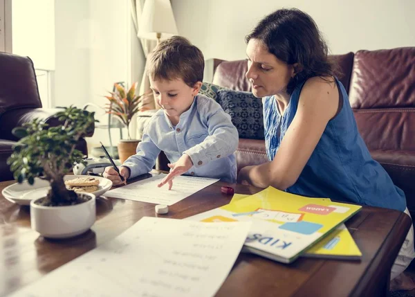 Mamma gör läxor med Son — Stockfoto