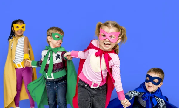 Anak-anak dengan kostum superhero — Stok Foto