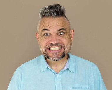 Olgun beyaz adam stüdyo