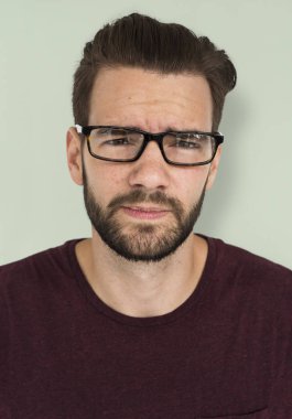 yakışıklı adam gözlük