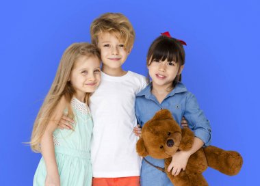 Çocuklar birlikte sarılma