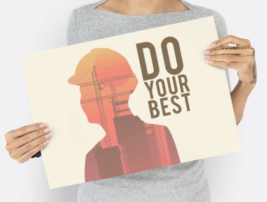 Kağıt afiş tutan kadın