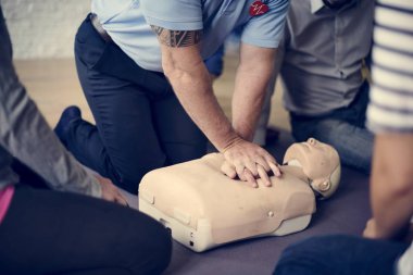 İnsanlar üzerinde Cpr ilk yardım eğitimi