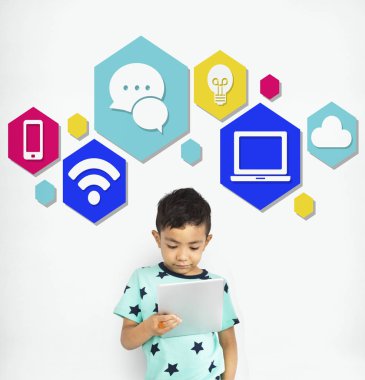 Dijital tablet kullanan çocuk 