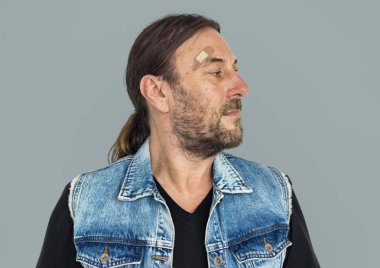 adam kafa bandı ile