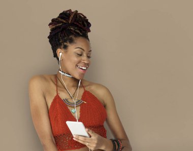 smartphon kullanan kadın