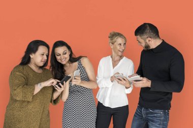 konuşmak ve akıllı telefonlar kullanarak çok ırklı insanlar