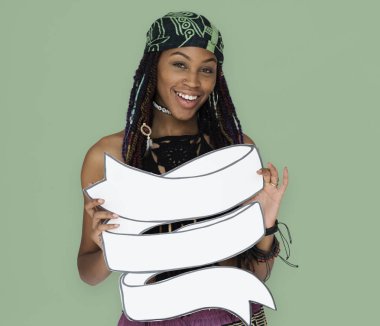 bir afiş tutarak kız