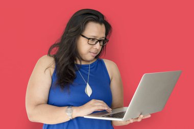 Dizüstü bilgisayar kullanan kadın 