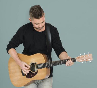Gitar çalan adam