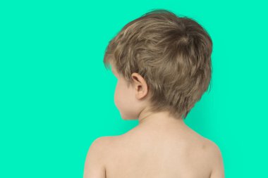 Beyaz çocuk çıplak göğüs