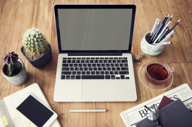 çalışma alanı tablo açılan dizüstü bilgisayar