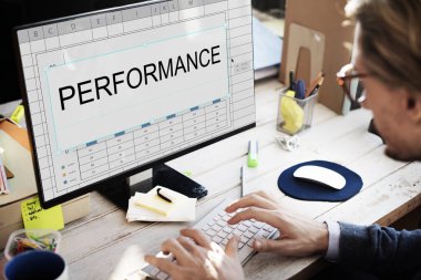 bilgisayara karşı oturan adam