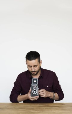 adam tutarak fotoğraf makinesi