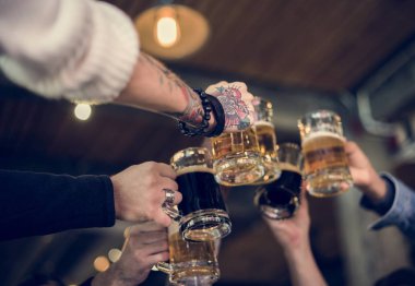 İnsanlar şerefe bira ile