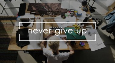 Showroom masada çalışan kadın