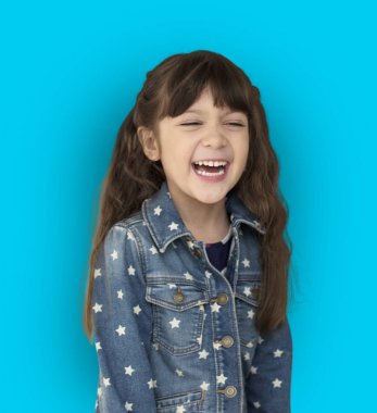 gülümseyen sevimli küçük kız