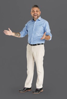 neşeli yetişkin erkek gülümseyen