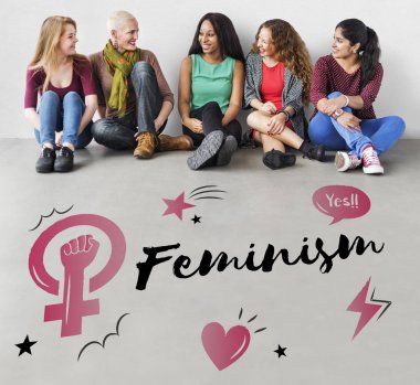 duvara oturan kadın