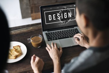 masada dizüstü bilgisayar kullanan kişiler