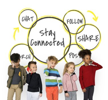 Çocuk akıllı telefonlar kullanarak