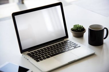 çalışma alanı tablo açılan laptop