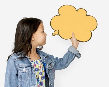 Küçük kız konuşma balonu ile poz