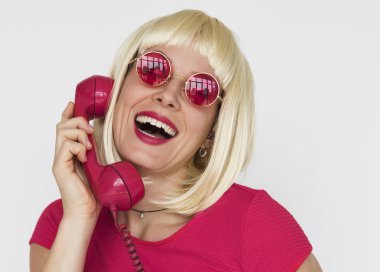 Kadın telefonda konuşurken