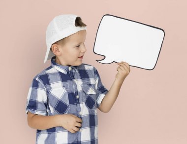 Çocuk konuşma balonunu tutuyor 
