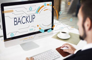 bilgisayarla çalışma iş adamı