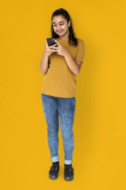 Akıllı telefon kullanan kadın 